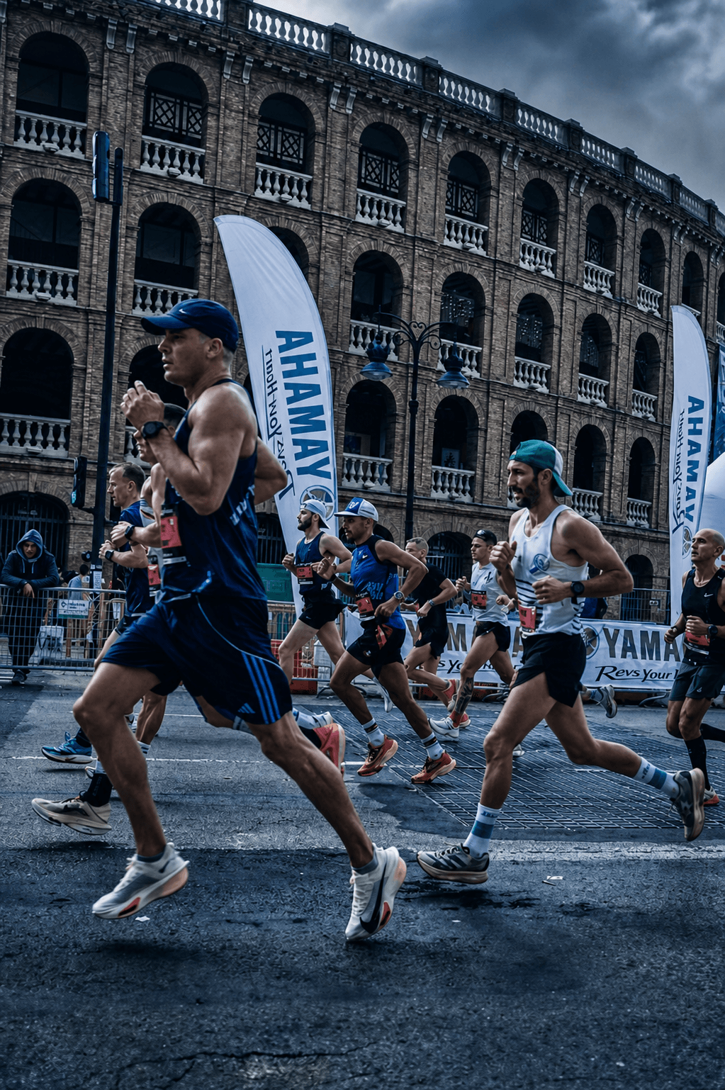 Alejandro Galindo compitiendo en una carrera urbana
