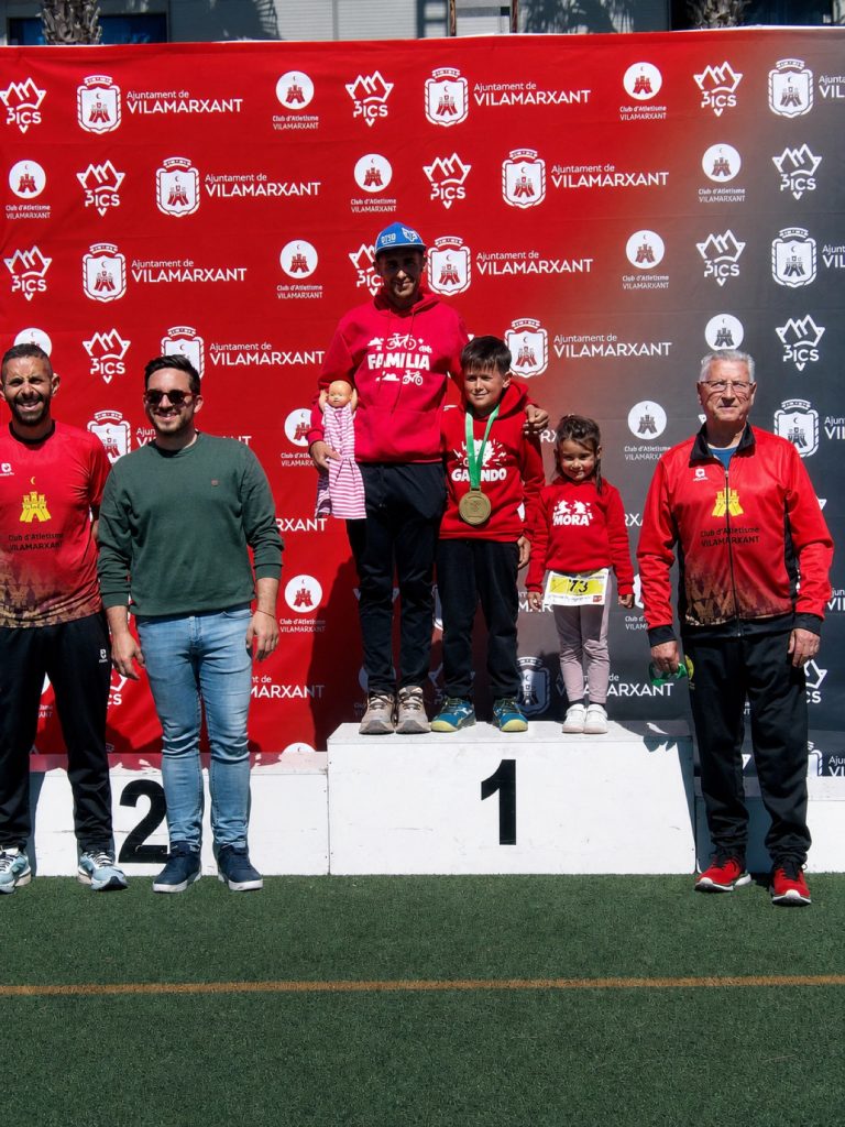 Alejandro Galindo en el podio de una competición deportiva