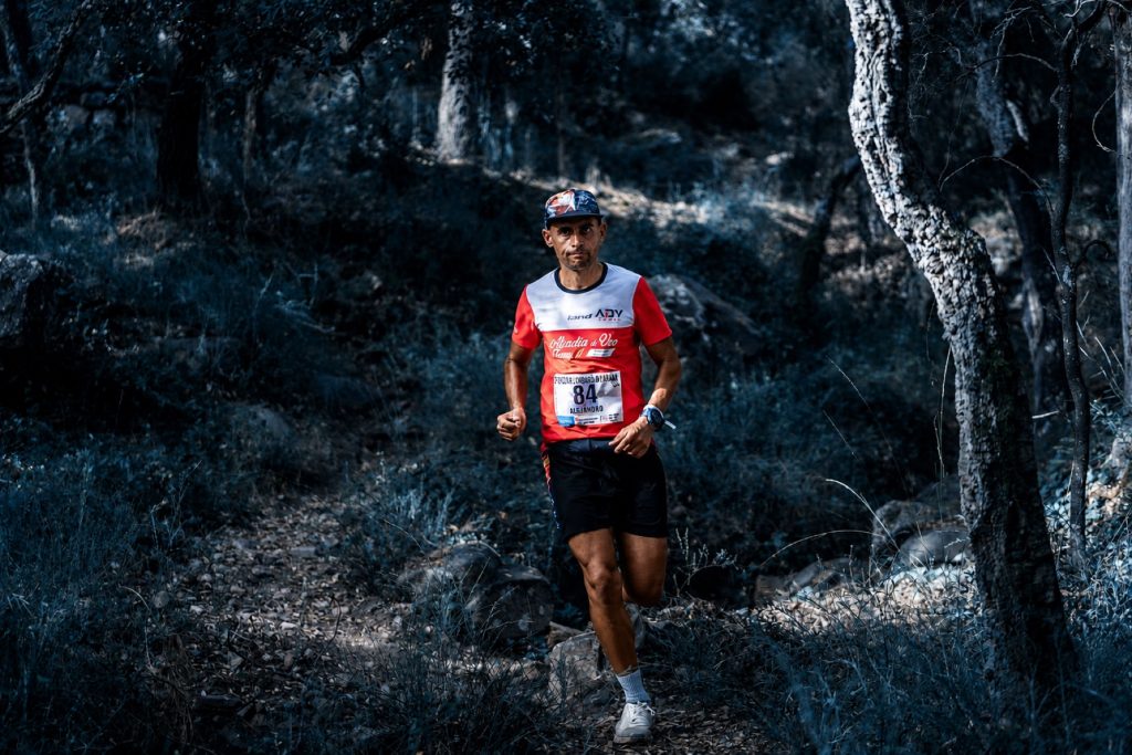 Alejandro Galindo compitiendo en una prueba de trail por sendero de montaña