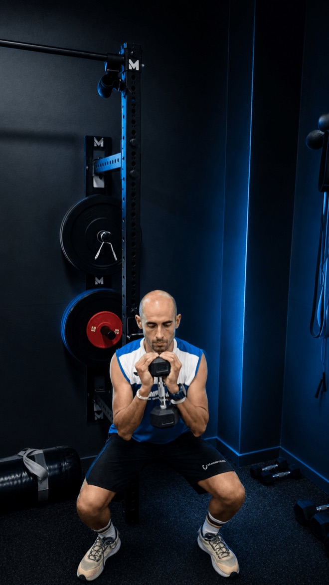 Alejandro Galindo entrenando fuerza con mancuerna